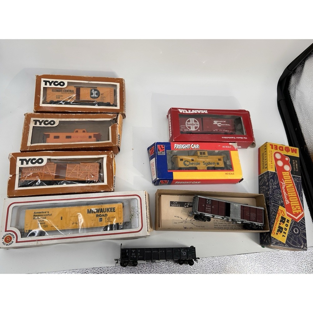 Vintage Ho Scale Train Cars Lot Of 8 Read